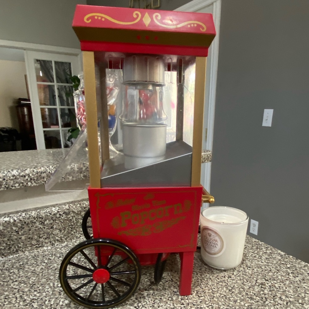 Popcorn old fashioned popcorn machine.